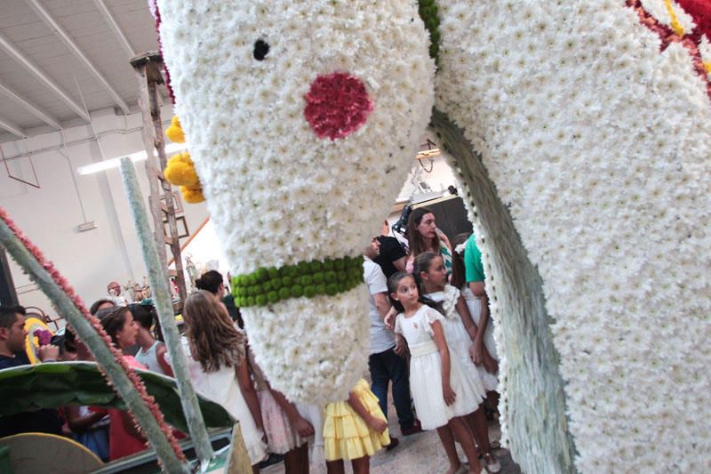 Preparación de las carrozas para la Batalla de Flores