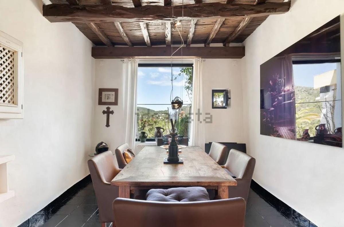 Una villa del siglo XVIII con una campana de capilla original sale a la venta en Ibiza