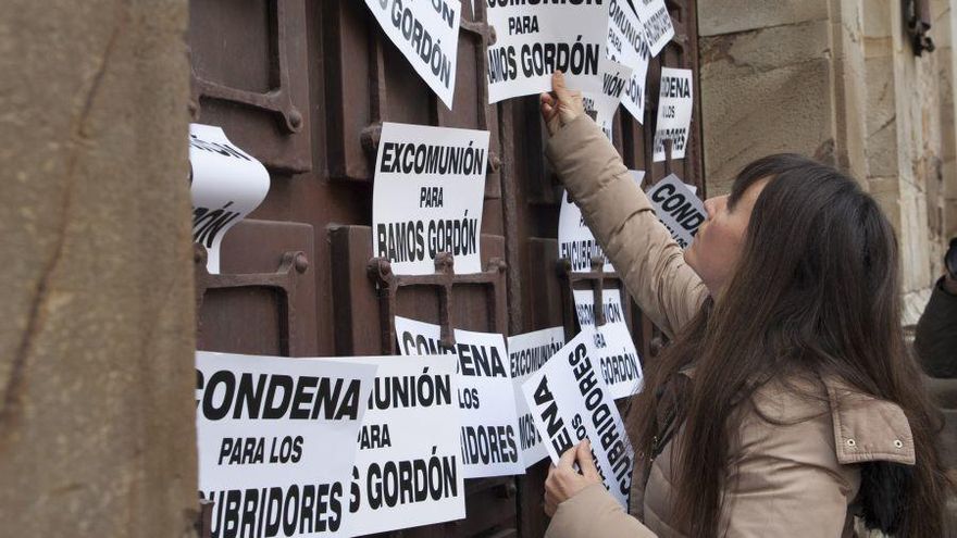 Manifestación contra la pederastia a las puertas del Obispado de Astorga