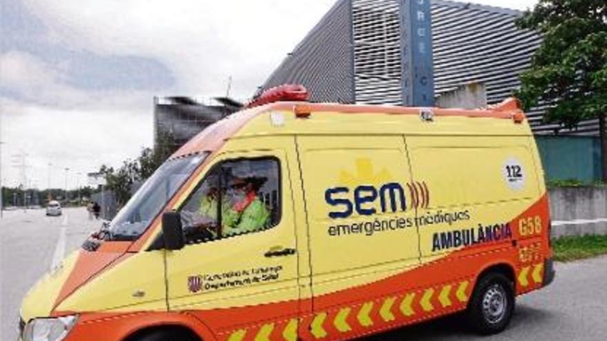 Una de les ambulàncies del SEM sortint del servei d&#039;urgències de l&#039;hospital de Salt, en una imatge d&#039;arxiu.