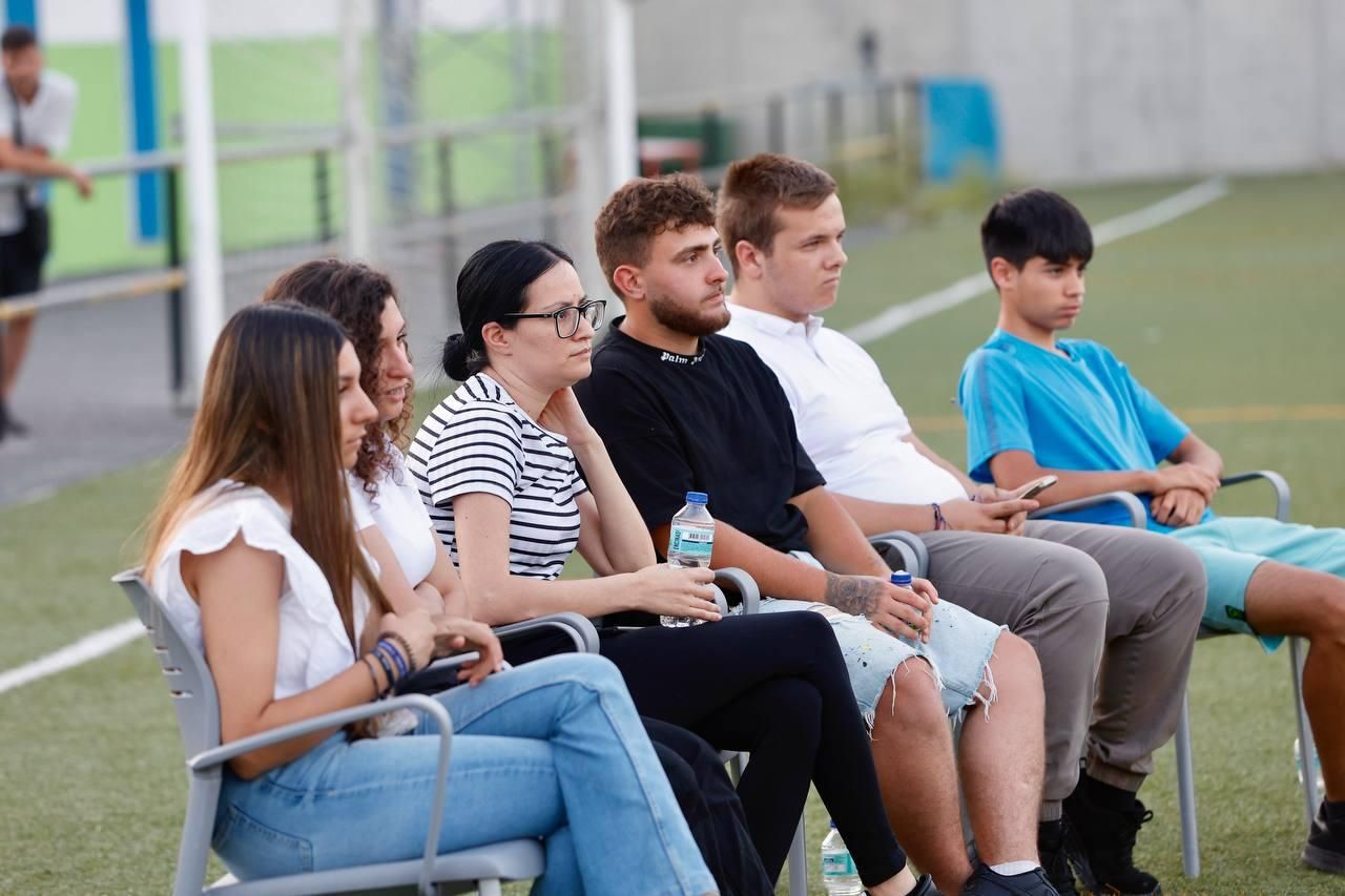 Las Palmeras homenajea a catorce estudiantes