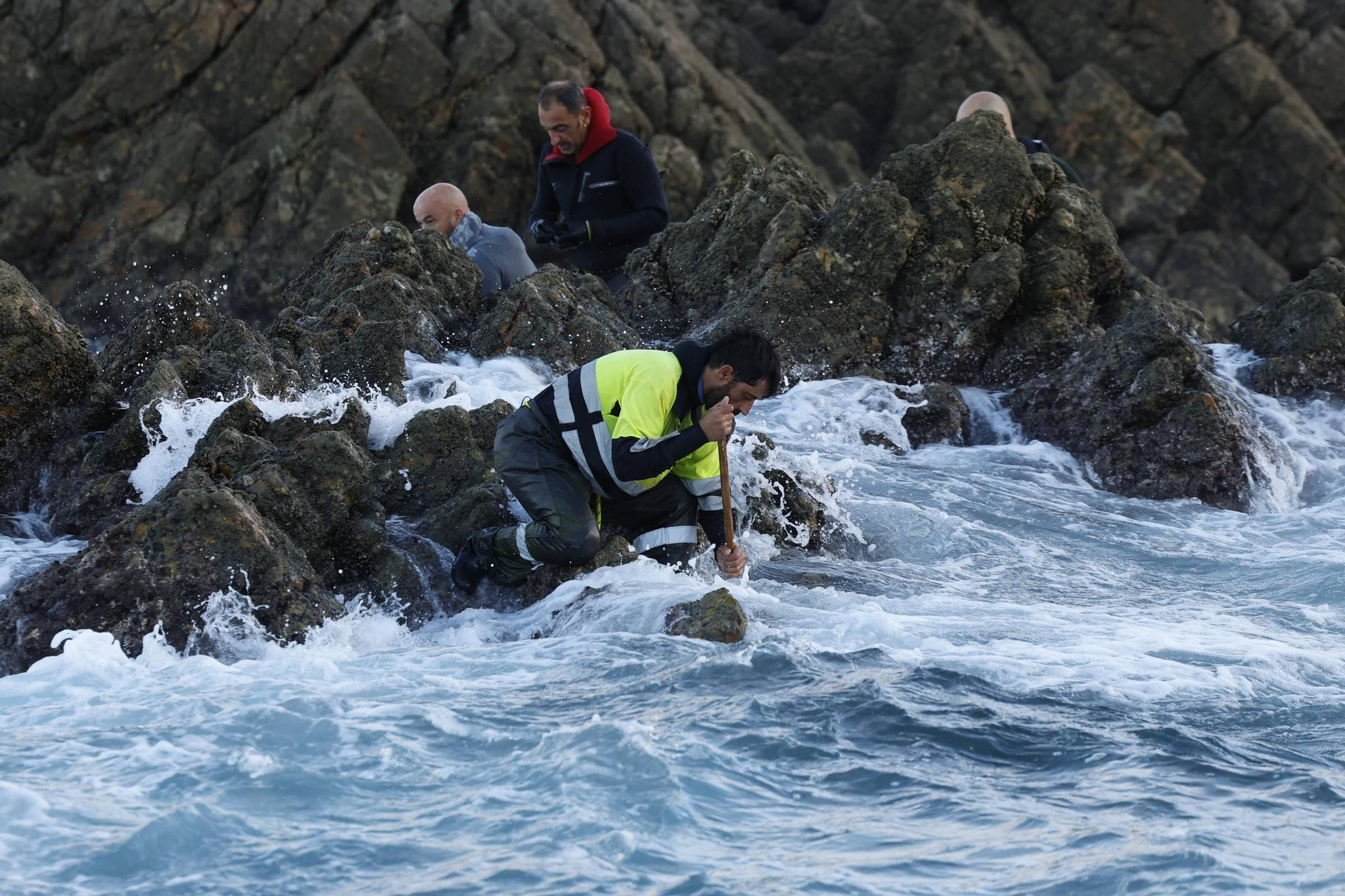 EN IMÁGENES: Así es la dura jornada de los perceberos del cabo Peñas: un oficio de alto riesgo a merced de las olas
