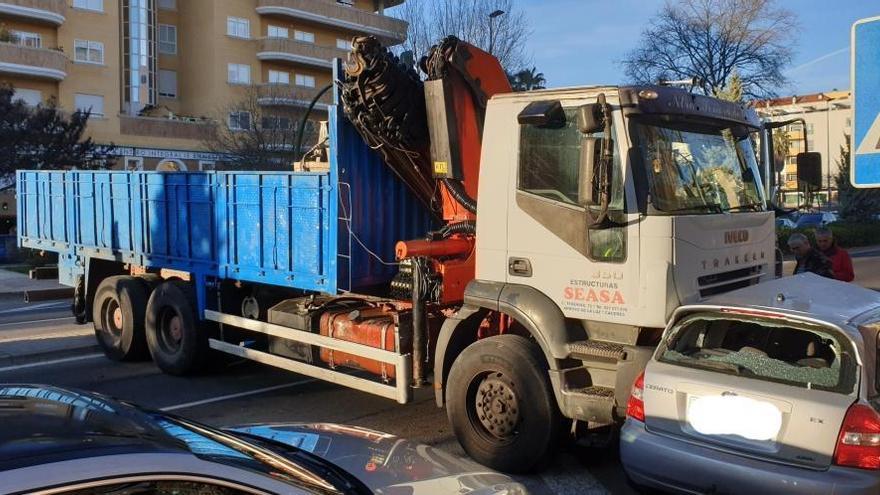 Aparatoso accidente de un camión en Cáceres