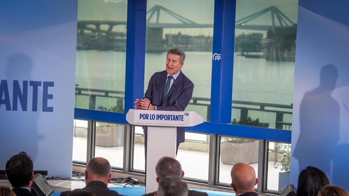 El presidente del PP, Alberto Núñez Feijóo, anuncia un "plan integral de vivienda" en Barcelona.