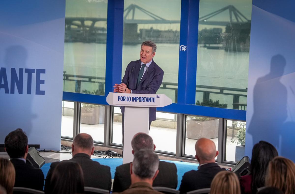 El presidente del PP, Alberto Núñez Feijóo, anuncia un "plan integral de vivienda" en Barcelona.