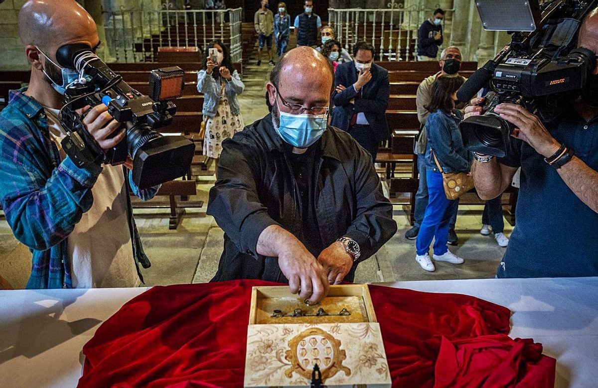 La iglesia de Santo Estevo: de los anillos mágicos de leyenda a los murales ocultos