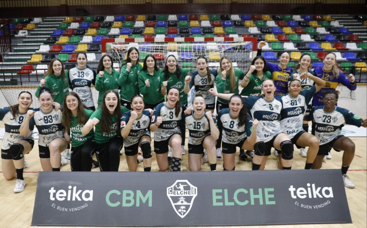 Las jugadoras del Atticgo Elche celebran su victoria contra el Porriño