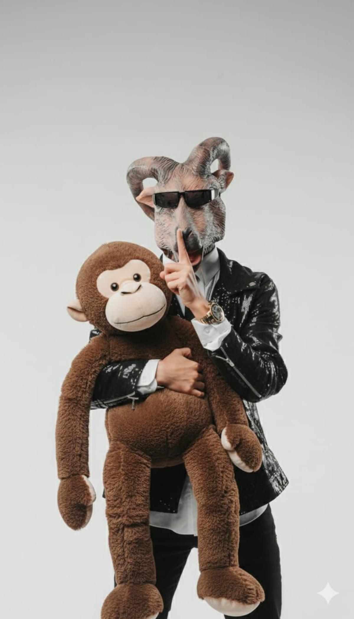 Dani Parrondo, con su máscara de cabra y el mono Matías.