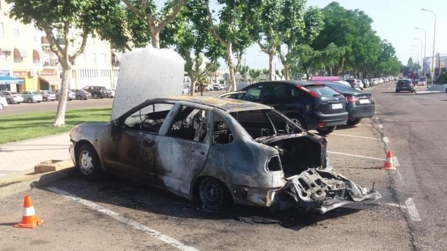 Otro coche calcinado, en la avenida Madrid