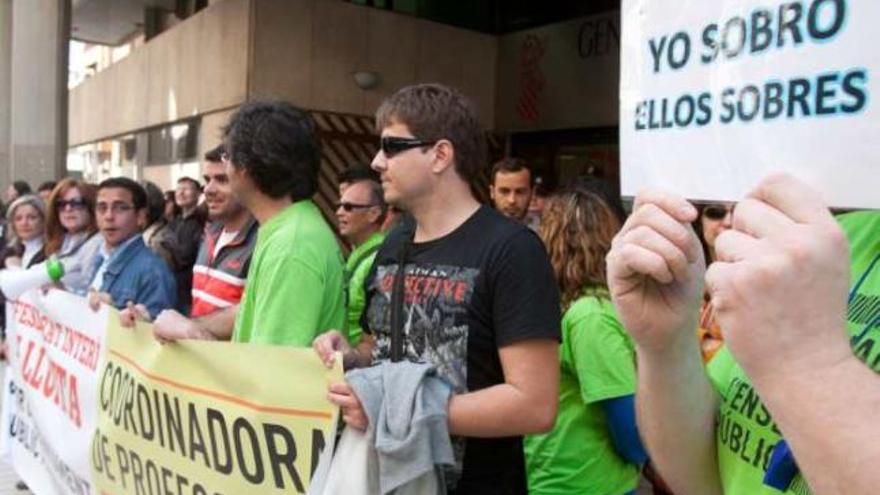Docentes afectados de toda la provincia protestaron ayer ante la sede de Educación en Alicante.
