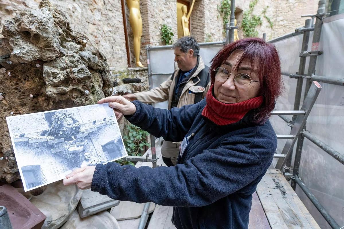 Anna Cusó muestra una imagen antigua que tenían del primer monstruo en el que están trabajando ahora