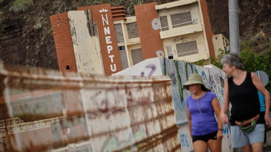 El hotel Neptuno estos días, con el inicio de las obras.