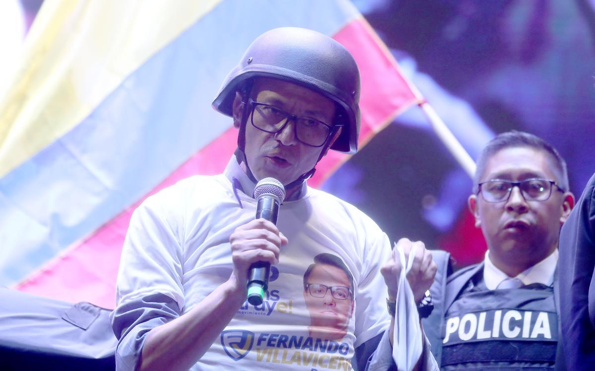 El candidato de Movimiento Construye en sustitución del asesinado Fernando Villavicencio, Christian Zurita, con casco y rodeado de policías durante un mitin en Quito.