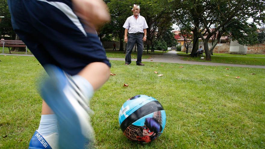 Un niño juega a la pelota con su abuelo  // Mara Vilamuza