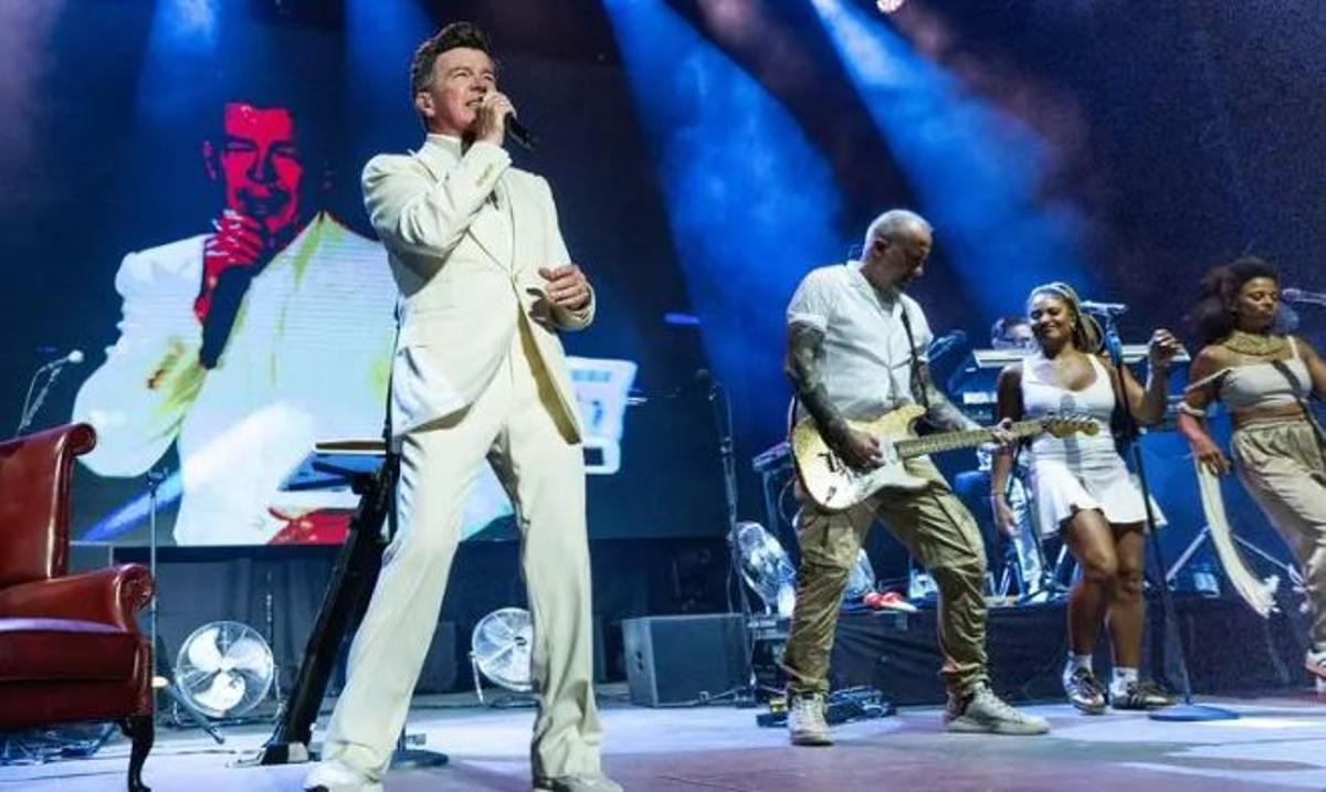 El pop fresc de Rick Astley enlluerna el públic de Cap Roig El pop fresc de Rick Astley enlluerna el públic de Cap Roig