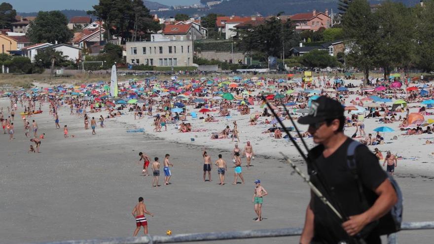 Cientos de bañistas abarrotaron Samil ayer. // J. Lores