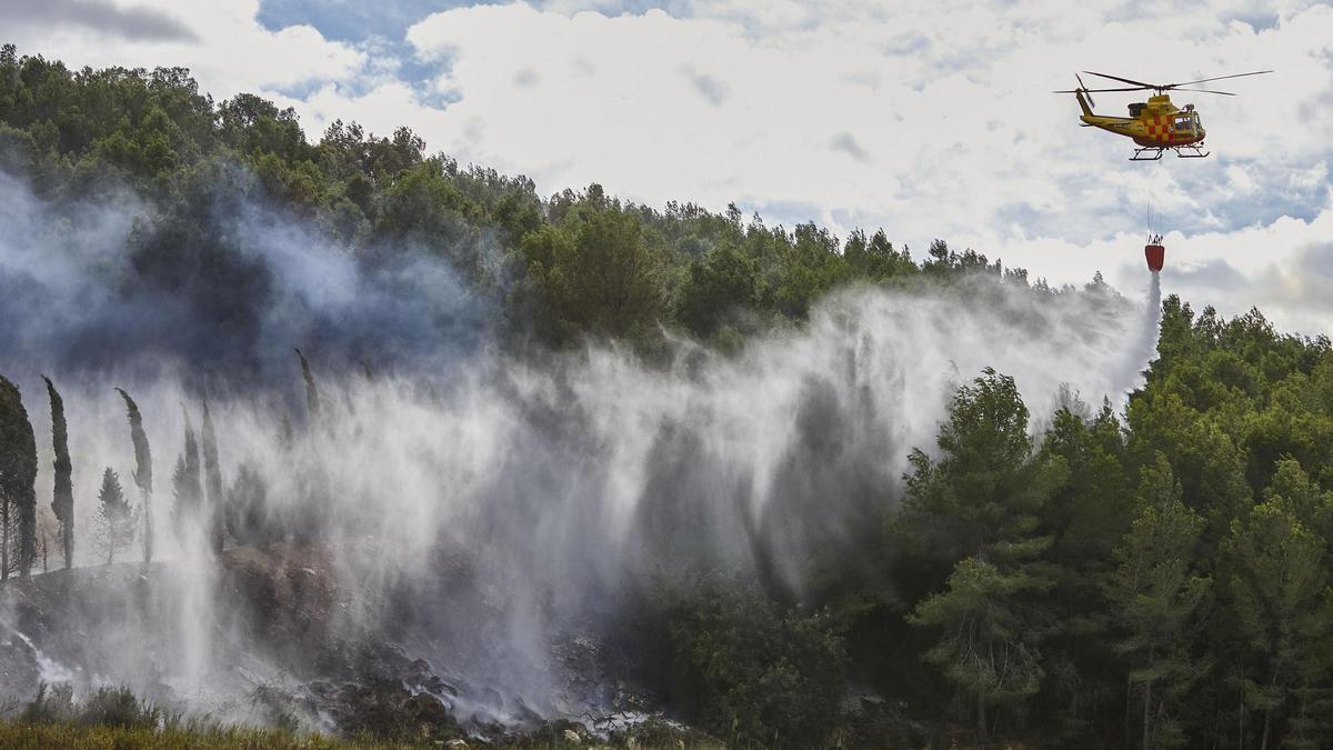 El incendio de Montitxelvo encara su tercer día, aún sin control y con el viento en contra