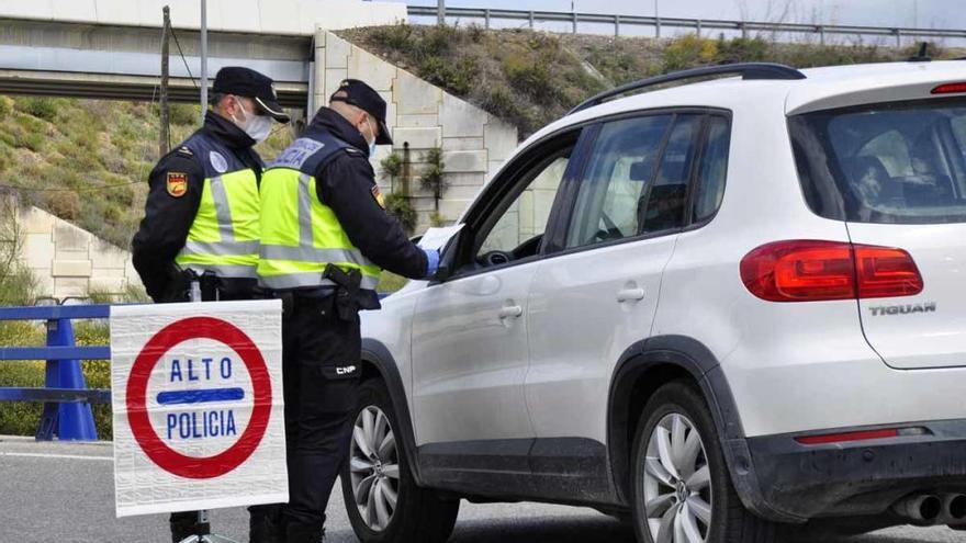 Un control de la Policía Nacional en pleno confinamiento.