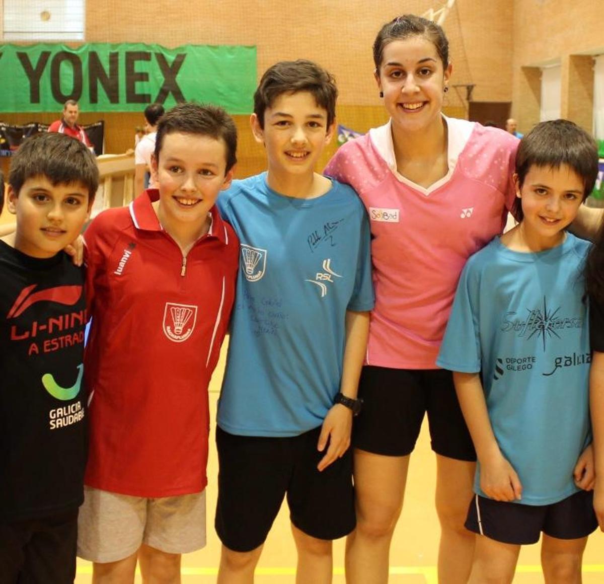 Rodrigo Sanjurjo, Jacobo Fernández y Lucía Rodríguez posan junto a Carolina Marín.