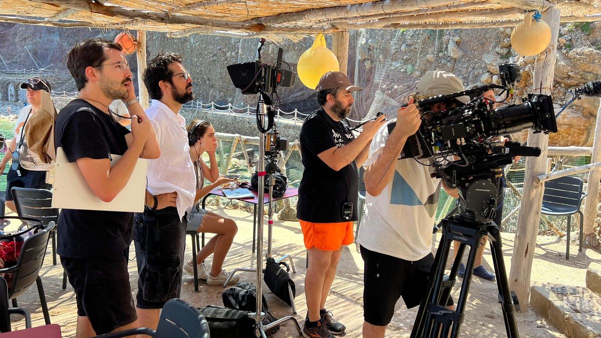 El director del largometraje, Paolo Marinou-Blanco (con barba y camisa blanca), durante el rodaje