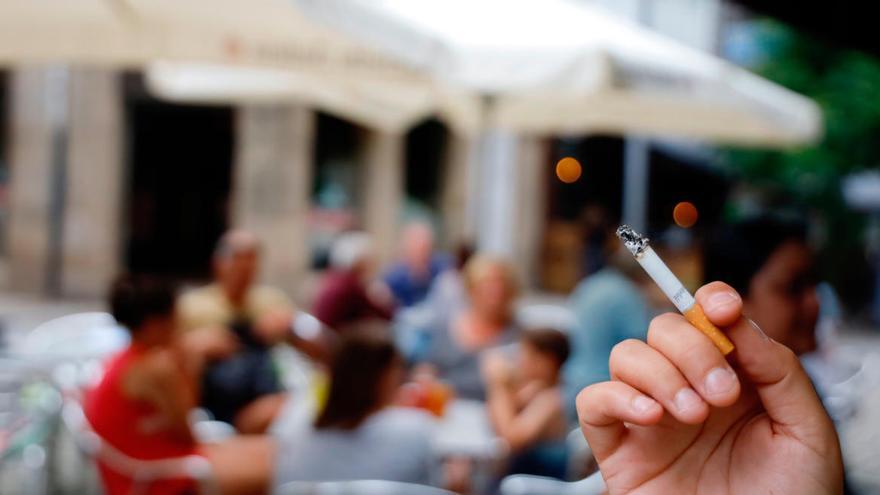 &quot;No está probado que prohibir fumar al aire libre evite el contagio&quot;, indican los expertos