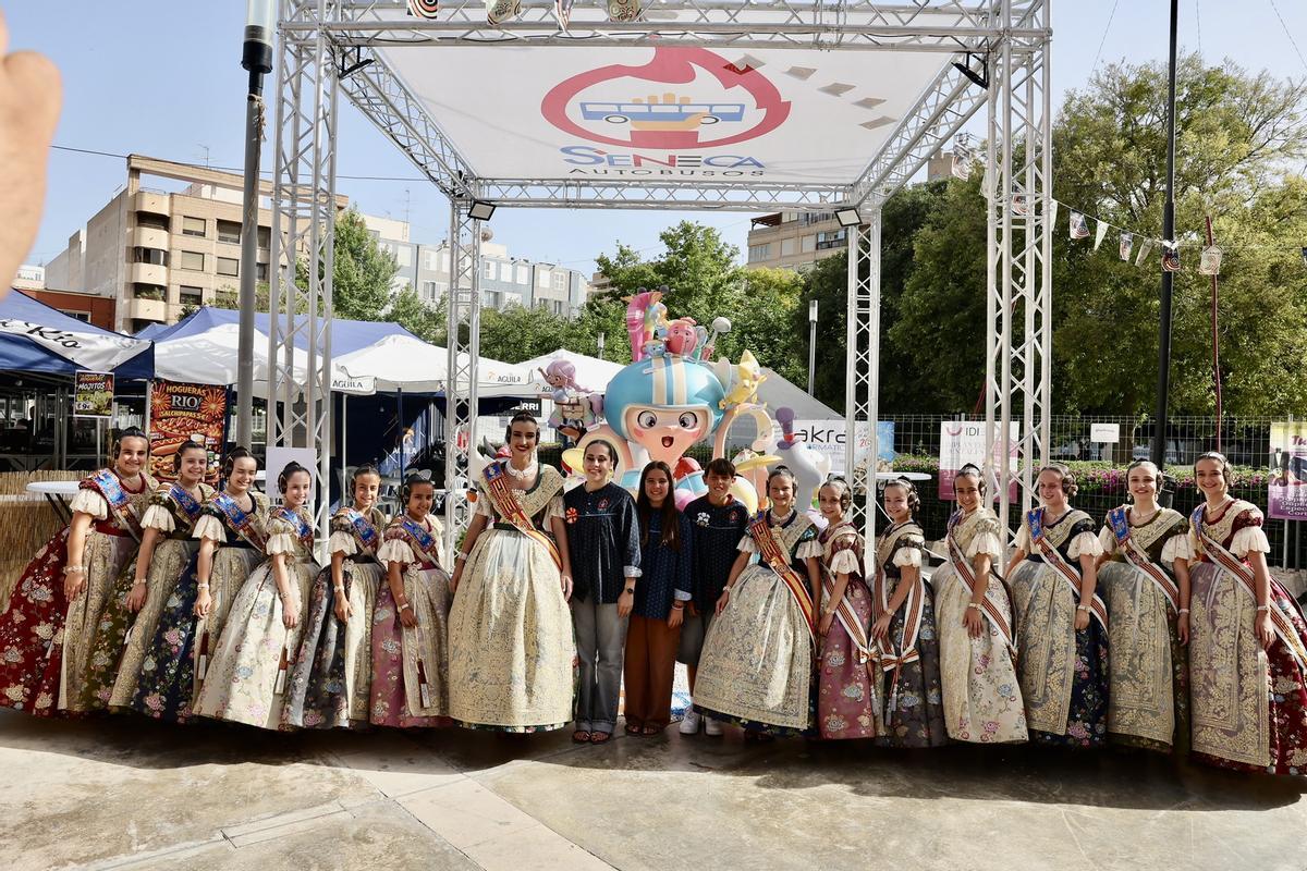 Carmen, Marta y la corte infantil visitan la hoguera Seneca-Autobusos