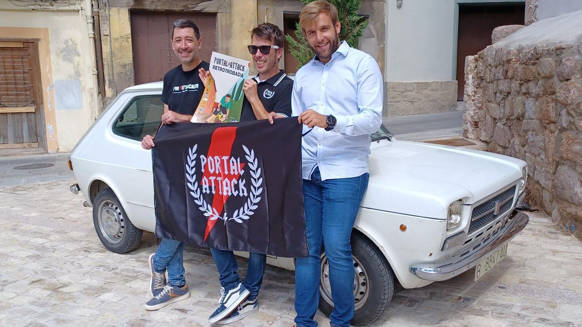 Presentació de la Retrotrobada i la Portal Attack. D'esquerra a dreta: Ivan Sànchez, alcalde de Berga; Oriol Rego, membre de l’organització; Ramon Caballé, president del Consell Comarcal del Berguedà