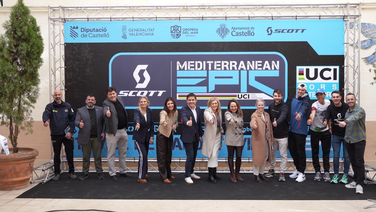 Representantes de las instituciones, organización, colaboradores y deportistas, durante la presentación celebrada en el patio del Espai Cultural Obert-ECO Les Aules.