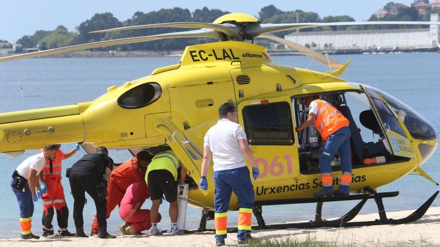 Trasladan en helicóptero a una mujer a punto de ahogarse en la playa de Rodeira