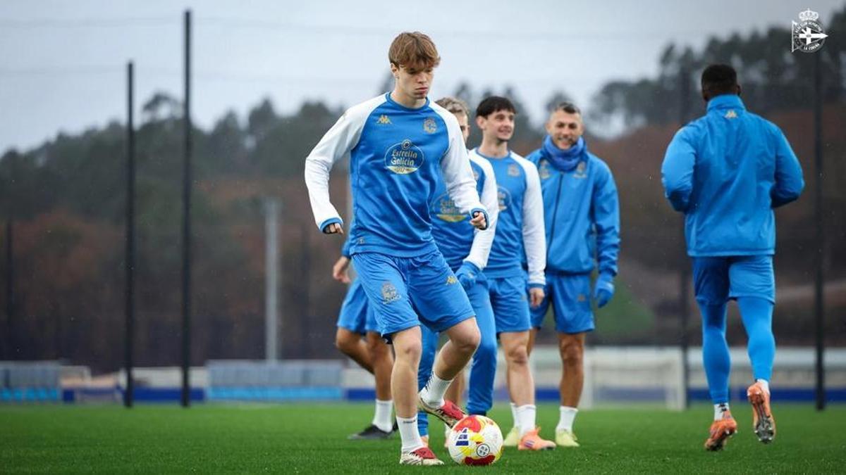Xabi Campos, juvenil del Deportivo, entrenando con el primer equipo