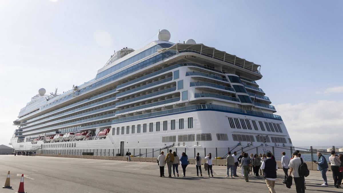 Viajeros caminan hacia el buque Oceania Vista, atracado en 2024 en el puerto de València.