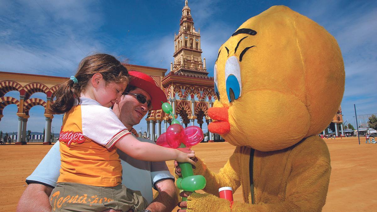 FERIA DEL 2005 | Un simpático gesto de uno de los componentes de un grupo de animación infantil, frente a la portada de la Feria.