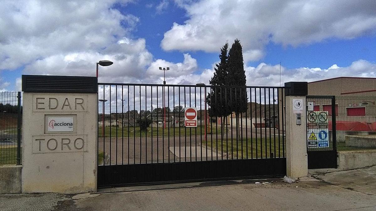 Acceso a las instalaciones de la estación depuradora de Toro enclavada en la carretera de Pozoantiguo. | M. J. C.