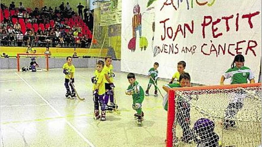 Alguns nens jugant a hoquei en una de les trobades anuals que organitza la Fundació Joan Petit.