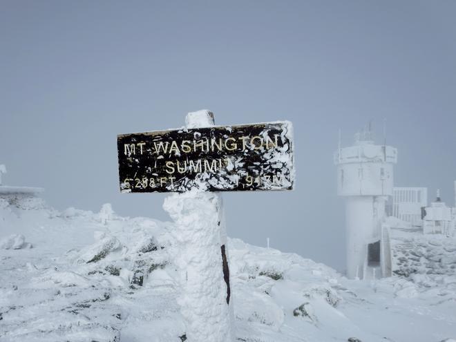 Estación meteorológica del Monte Washington cubierta de nieve
