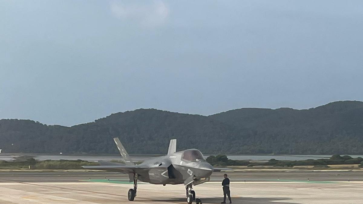 Un caza F35 aterriza de emergencia en Ibiza