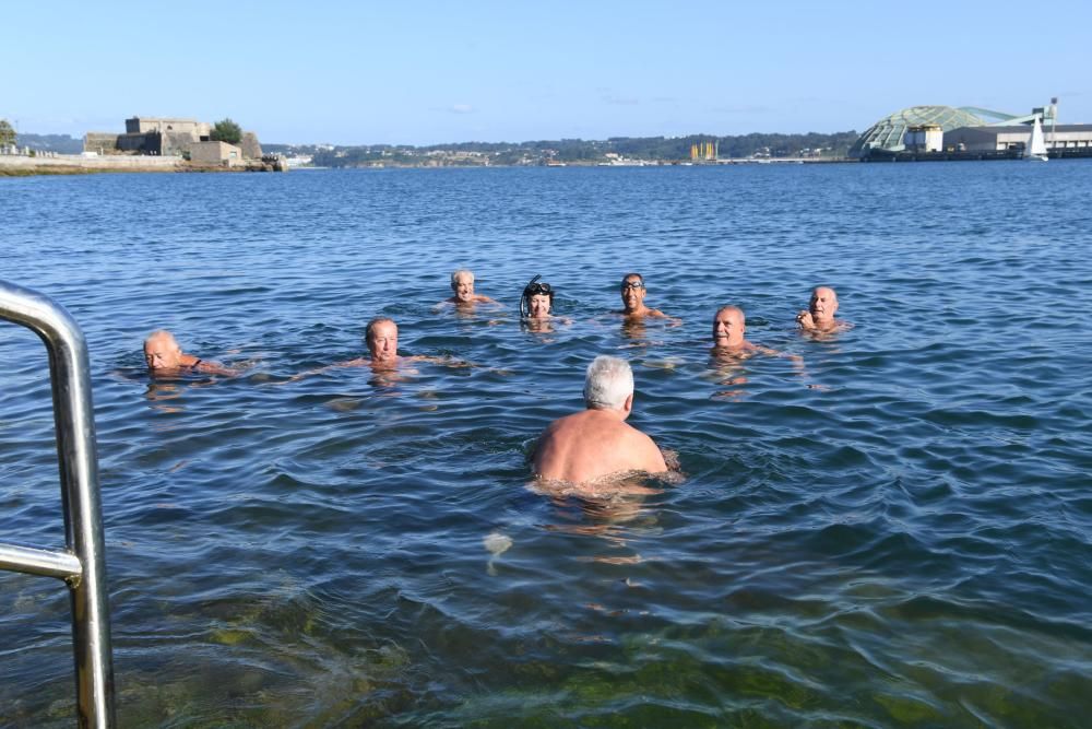 Bañistas veteranos de O Parrote desafían el veto