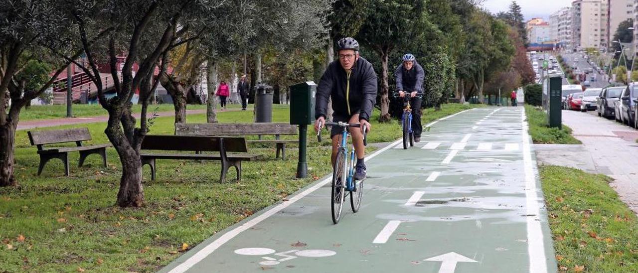 Ciclistas rodando por el carril bici Samil-Teis a su paso por la avenida de Castelao. // Marta G. Brea