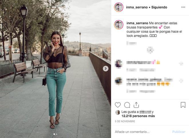 El look de la 'influencer' Inma Serrano con vaqueros y camisa transparente