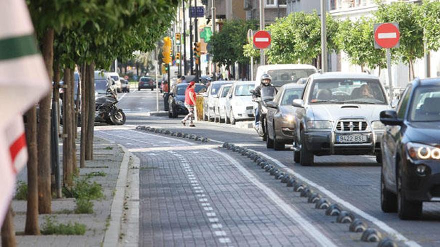 Una calle de la Trinidad, con carril bici.