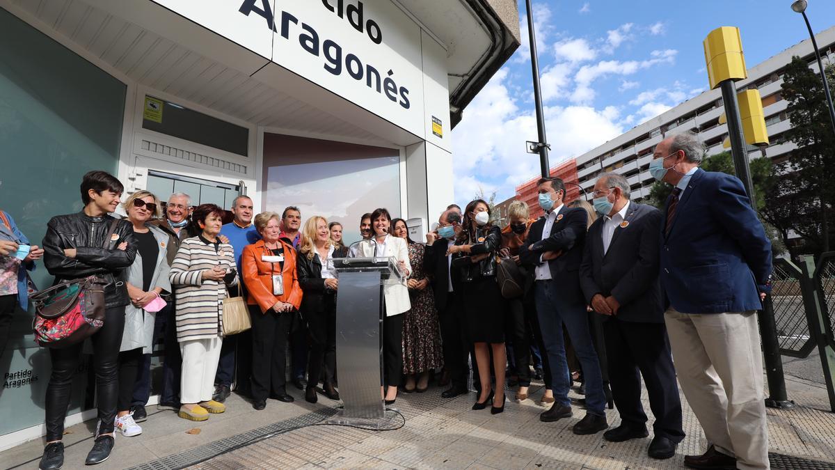 Los críticos del PAR, en la puerta de la sede del partido el día que Elena Allué anunció que se presentaba a las primarias, que luego perdió frente a Arturo Aliaga.