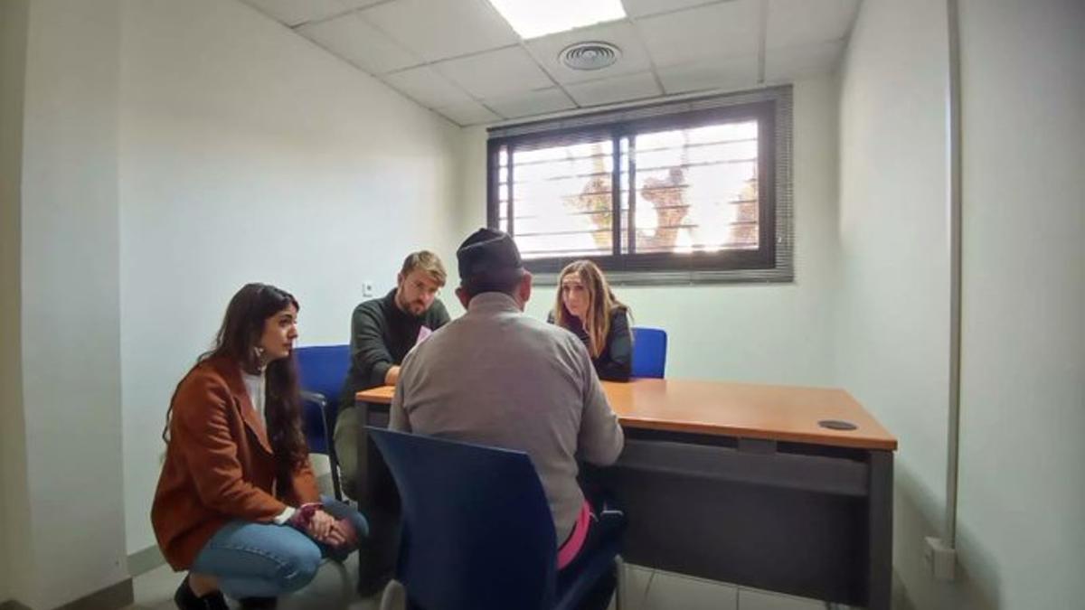 El diputado de Compromís en el Congreso Alberto Ibáñez, la diputada en Las Corts Isaura Navarro y Claudia Parreño, miembro de CIES No visitan al interno encerrado en Zapadores.