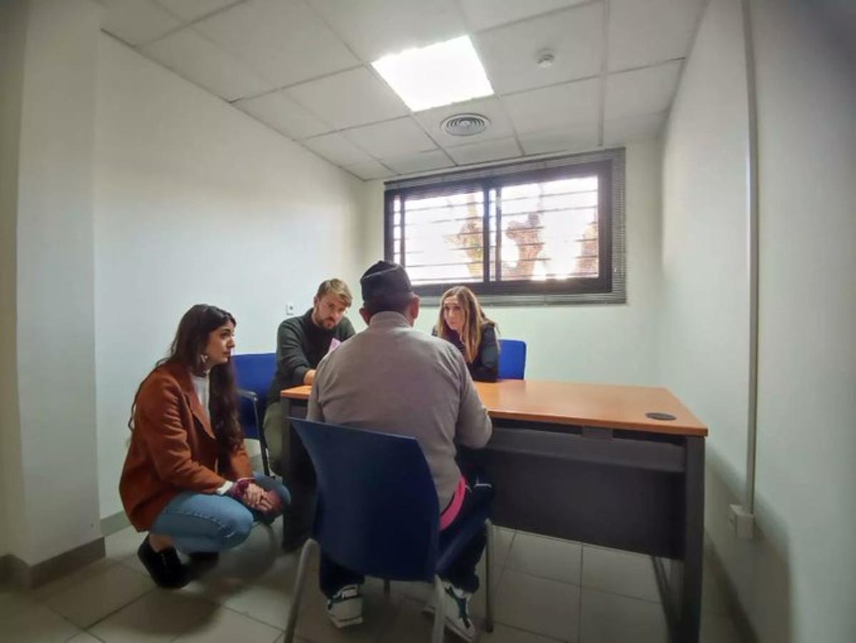 El diputado de Compromís en el Congreso Alberto Ibáñez, la diputada en Las Corts Isaura Navarro y Claudia Parreño, miembro de CIES No visitan al interno encerrado en Zapadores.