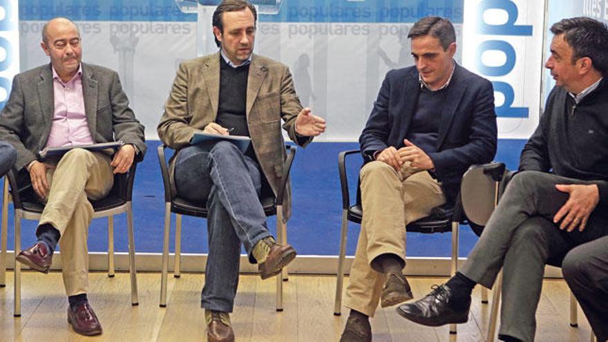 El vicepresidente del Govern, Toni Gómez; Bauzá; el conseller Marí y el secretario general del PP balear, Miquel Vidal, ayer.