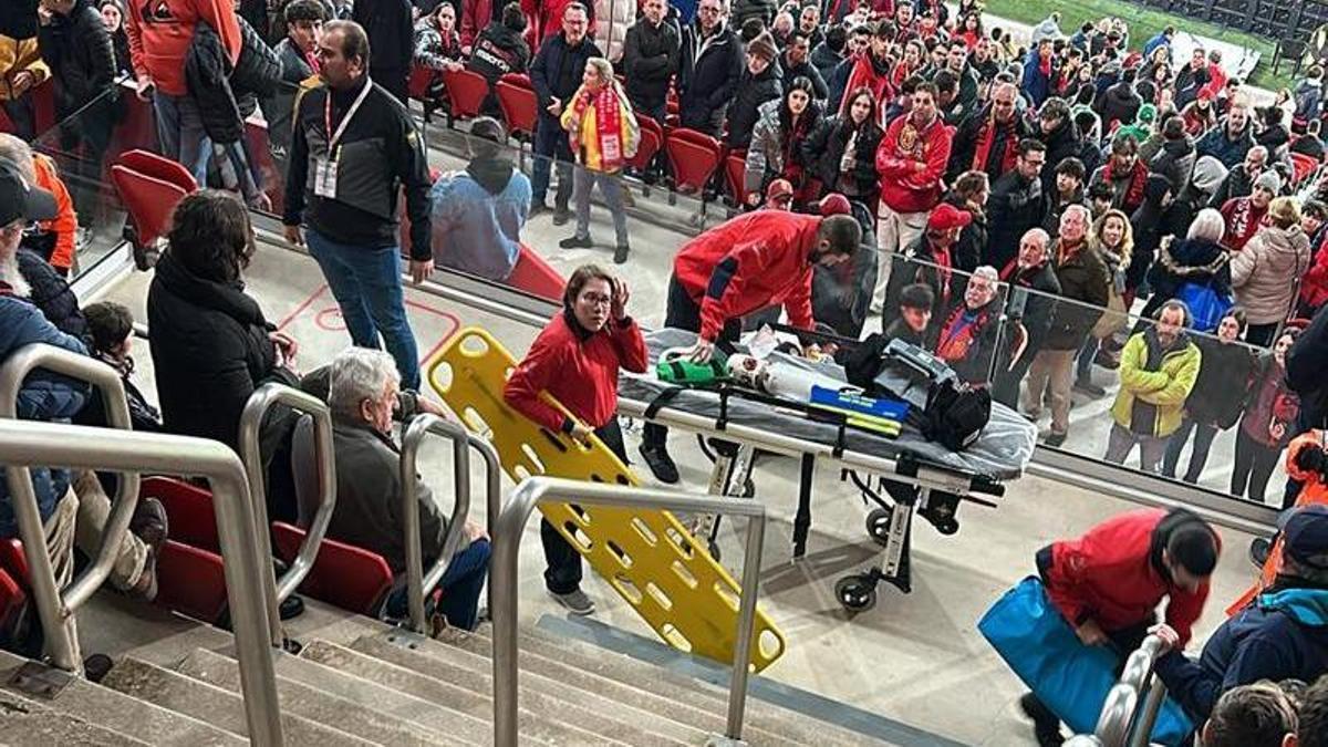 Mateu Morey fue desalojado del estadio en camilla.