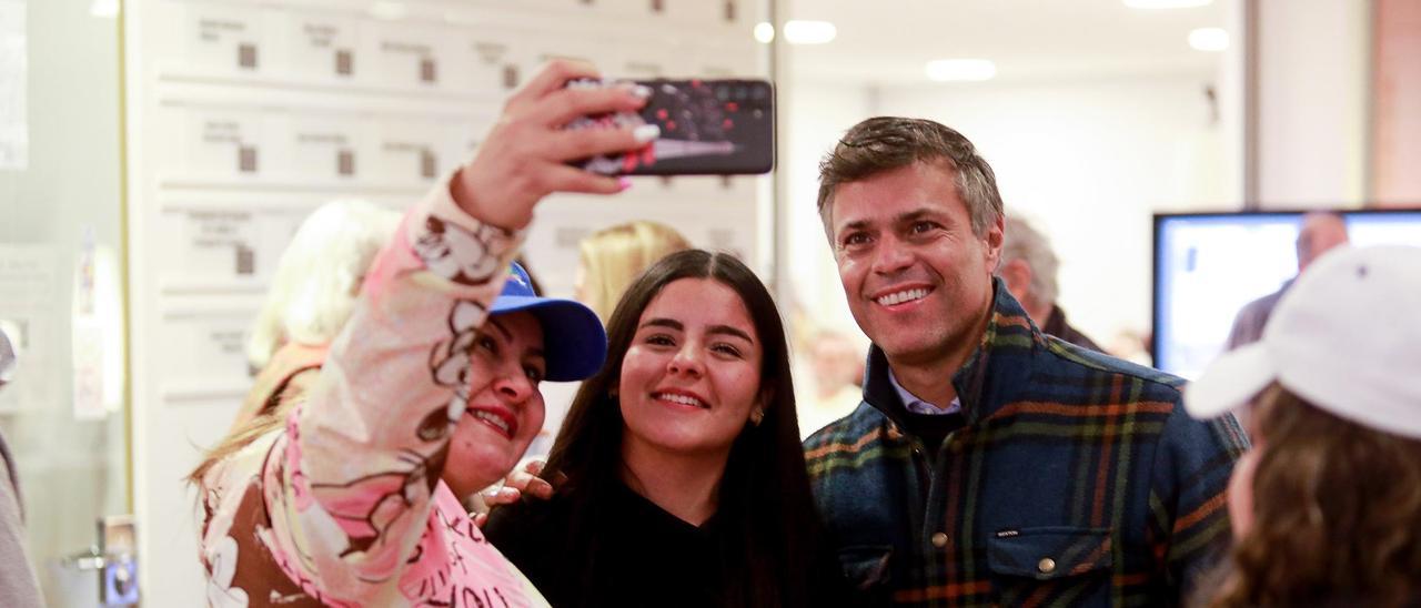 López se hace un 'selfie' con dos asistentes a la presentación del libro de Javier Moro.