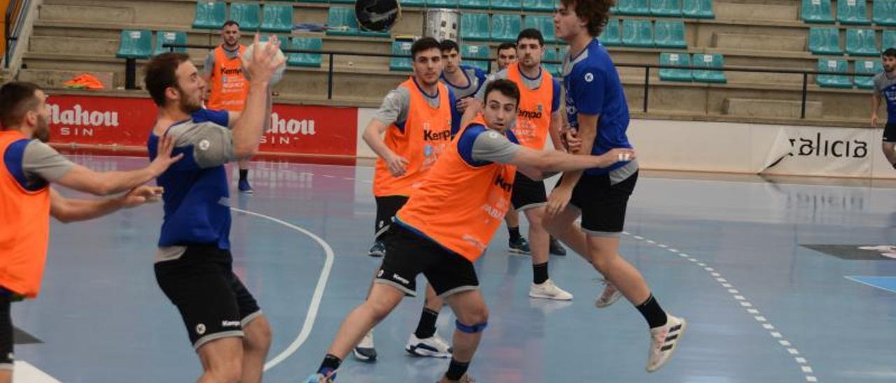 La plantilla del Cangas, ayer en O Gatañal, en el último entrenamiento antes del partido. |  // G.NÚÑEZ