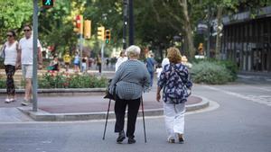 Barcelona 25 06 2019 Ancianos jubilados paseando por el Passeig de Sant Joan FOTOGRAFO SERGI CONESA