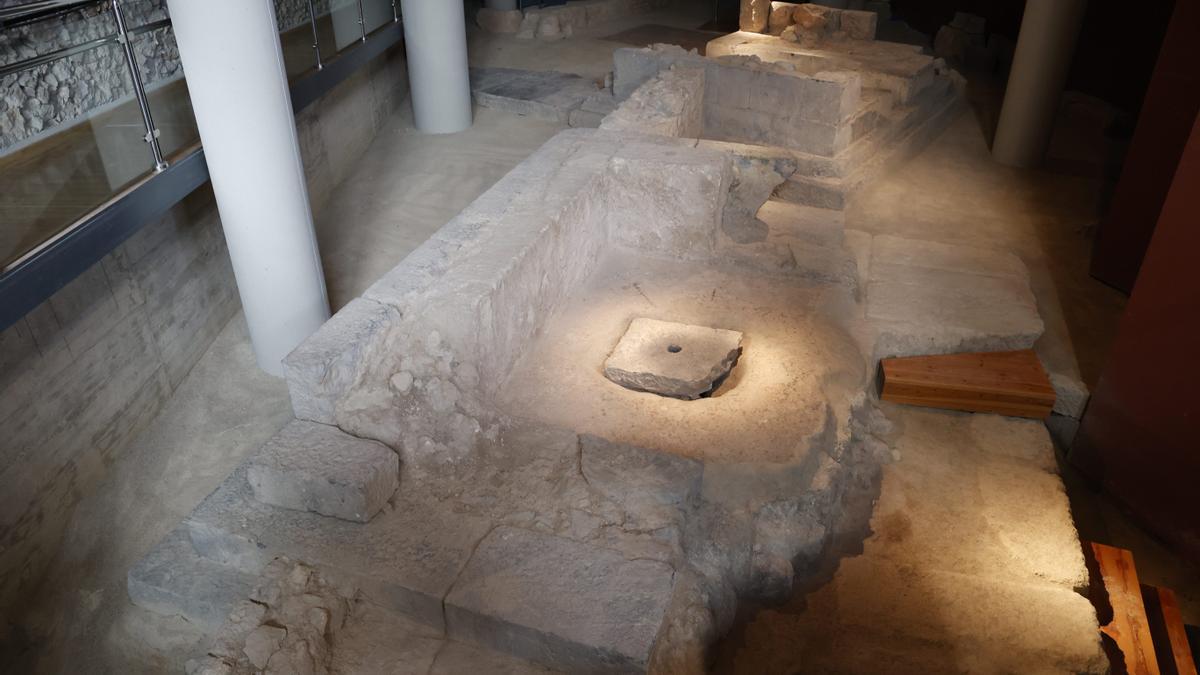 Los mausoleos de la necrópolis. La losa de piedra tapa el conditorium, donde  descansaban las urnas funerarias. Por el agujero se ofrecía comida y bebida a los antepasados.