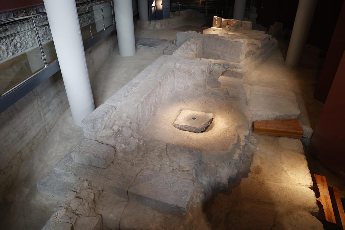 Los mausoleos de la necrópolis. La losa de piedra tapa el conditorium, donde  descansaban las urnas funerarias. Por el agujero se ofrecía comida y bebida a los antepasados.